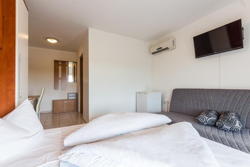 Apartments And Rooms Michaela Fažana Chambre photo